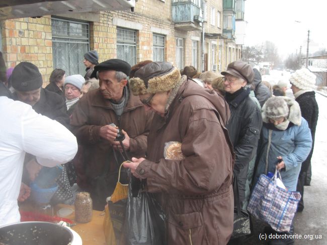 Люди спасаются от голода зимой