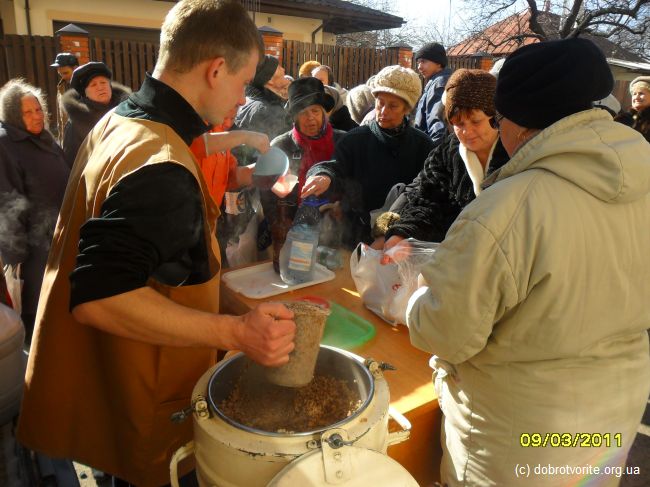 Благотворительные фонды Киева 960_razdacha