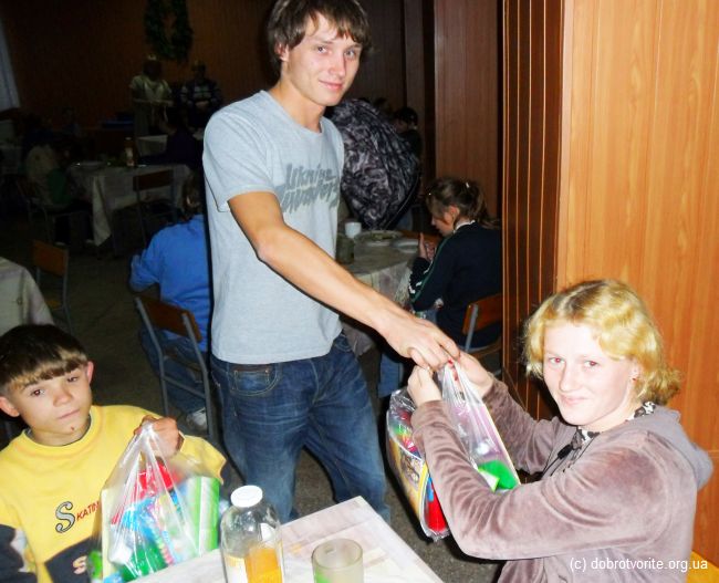 Раздача подарков детям-сиротам 983_5