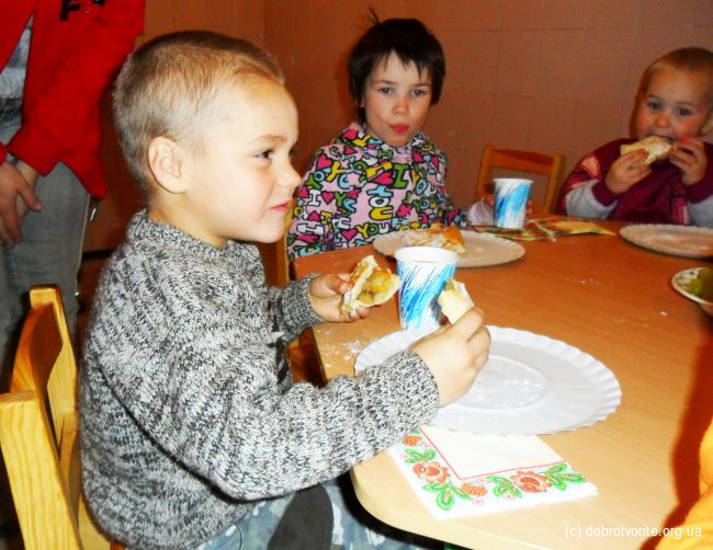Дети кушают Дети кушают