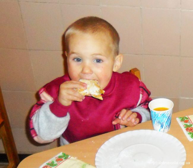 Ребёнок кушает Ребёнок кушает