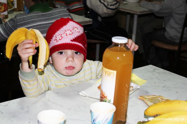 Ребёнок кушает Ребёнок кушает