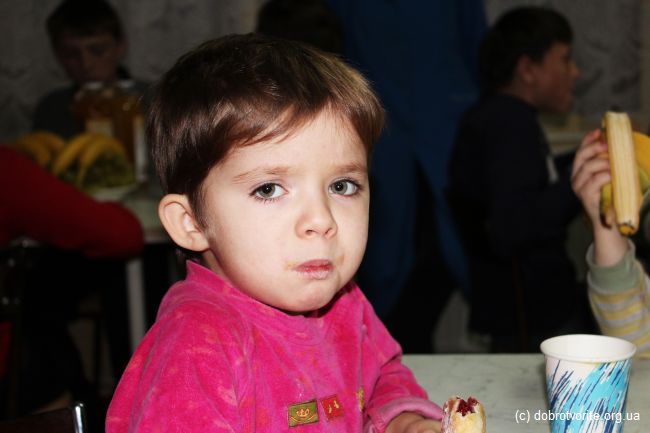 Ребёнок кушает Ребёнок кушает