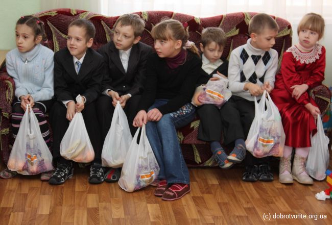 Дети с подарками Дети с подарками