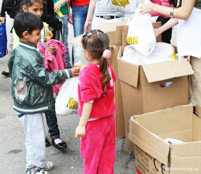 Раздача подарков детям-сиротам Раздача подарков детям-сиротам