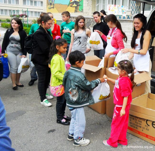 Раздача подарков Раздача подарков