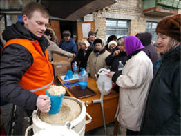 Раздача горячих обедовБлаготворительной организацией «Пища Жизни» Раздача горячих обедовБлаготворительной организацией «Пища Жизни»