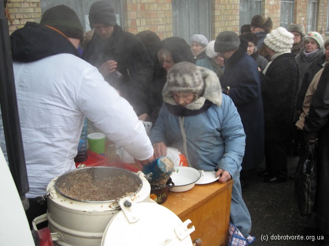 Очередь за беcплатной кашей Очередь за бесплатной кашей