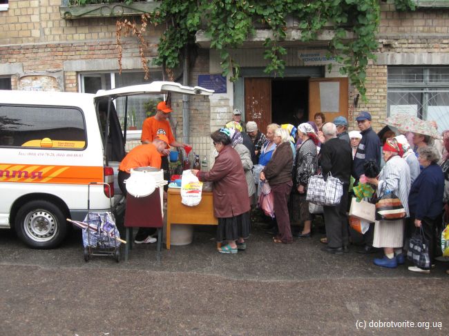 Идёт раздача горячих обедов
