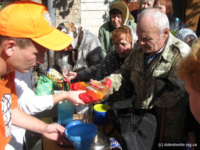 Нуждающиеся получают хлеб и сладости